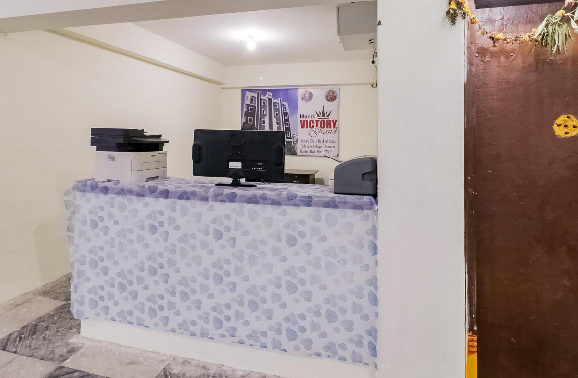 Oyo Victory Grand Hotel Tadepalle Eksteriør billede